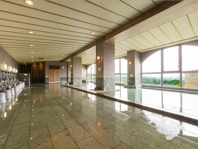 大きな窓からの眺望と広々とした浴槽が魅力的！