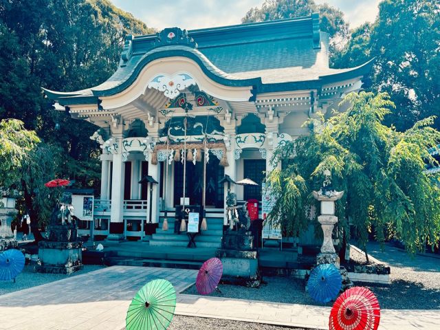 車でドライブした先には素敵な神社があります。