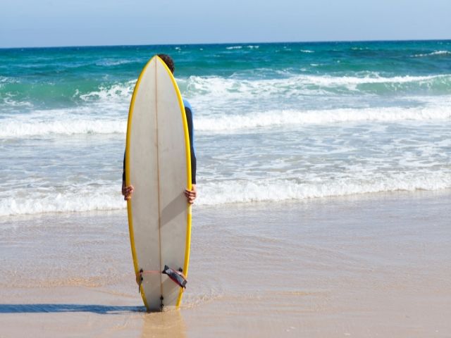 サーフィンスポットまで車で20分！