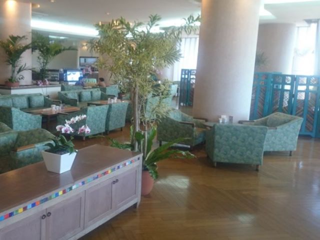 レストラン以外にパブリックスペースの清掃もお任せします。