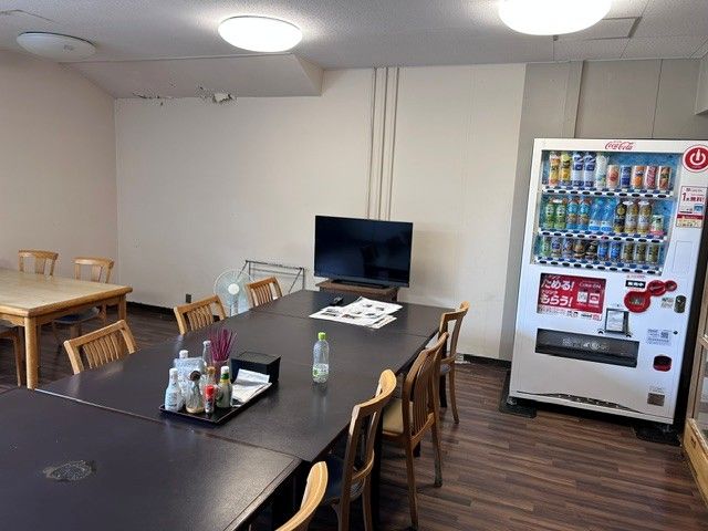 こちらは休憩スペースで、食事をいただく際に利用します。
自販機は少し安い金額で使えます！
