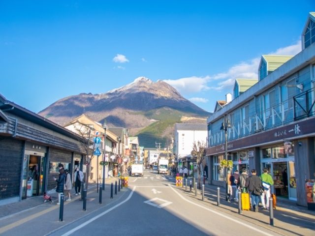 湯布院温泉から眺める由布岳は壮観。カフェや雑貨店など楽しいお店がたくさん。