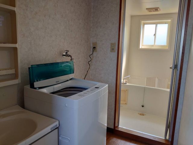 独立洗面台とお風呂、洗濯機つき！