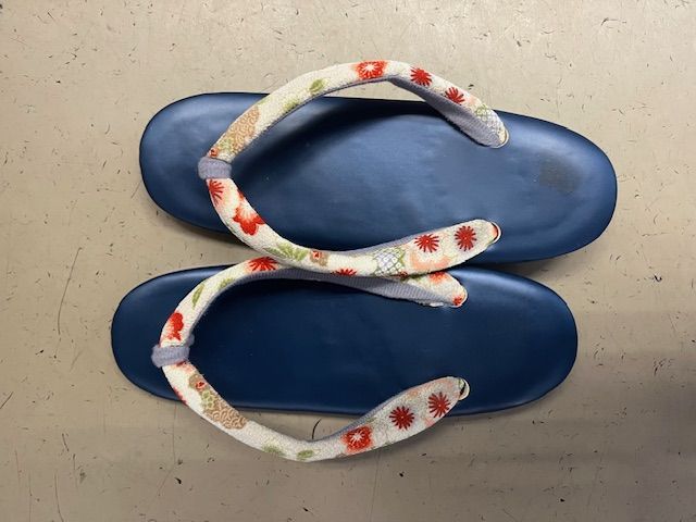 持参品の草履のイメージです！
男性は雪駄でのご案内になります！