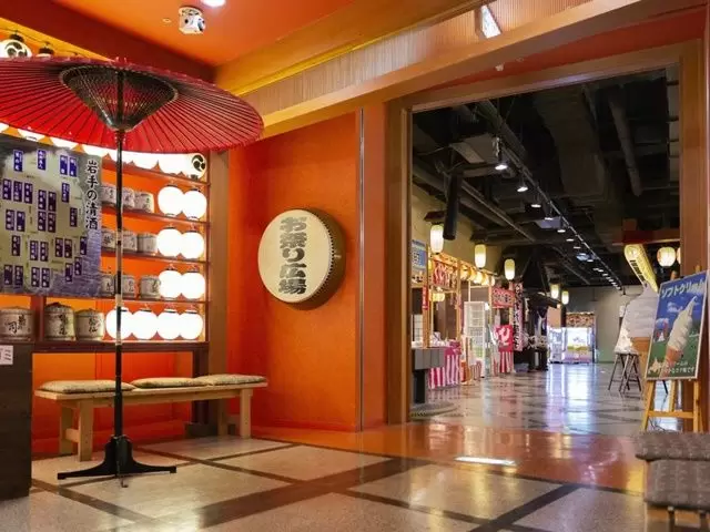 おまつり広場は、提灯の明かりが灯る、懐かしい祭りのにぎわいを感じる広場です!