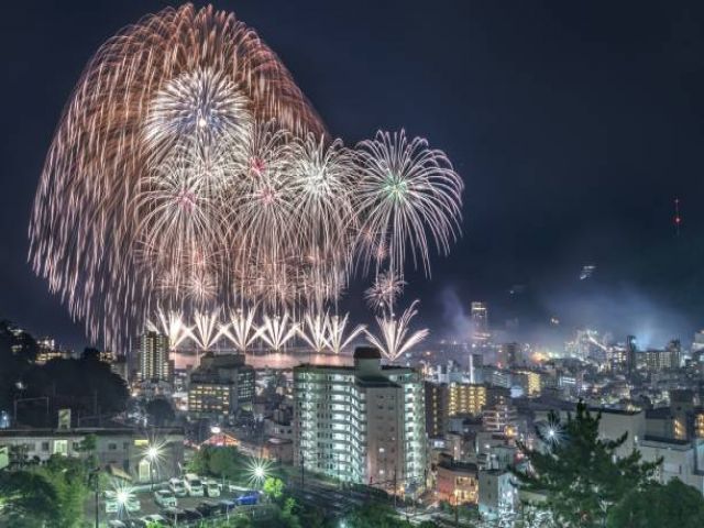 熱海駅周辺は定期的に花火が上がります♪
