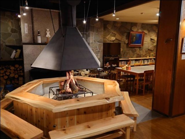 特徴的な暖炉がございます。会話も弾みそうですね♪