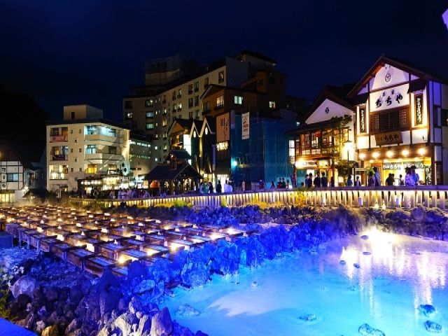 町の中心地には草津の源泉がふつふつ湧いている「湯畑」が有ります。
夜の湯畑は見どころです！