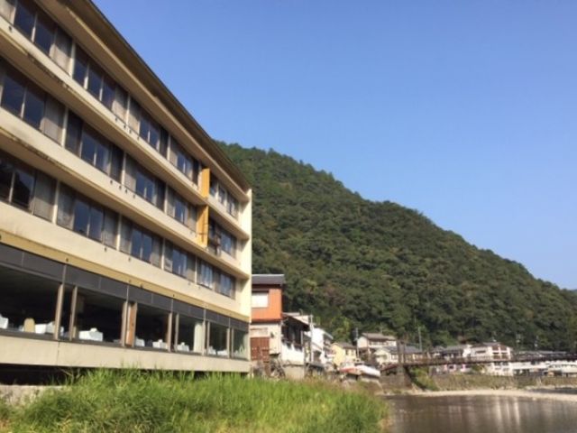 ホテル前にきれいな川が流れる、自然に囲まれた施設です。