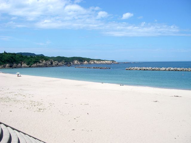 目の前はきれいなビーチが広がります。