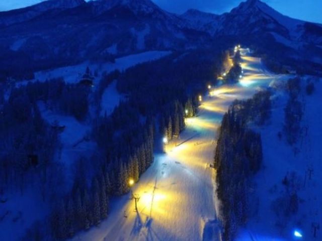 ナイター営業もあるのでたくさん滑れる!!!
初心者から上級者まで幅広く楽しめますよ!!!