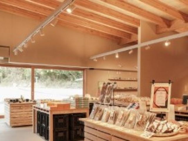 物産展コーナーでは地域の物産品が並んでおり、そのコーナーでのレジ業務も入ってきます。