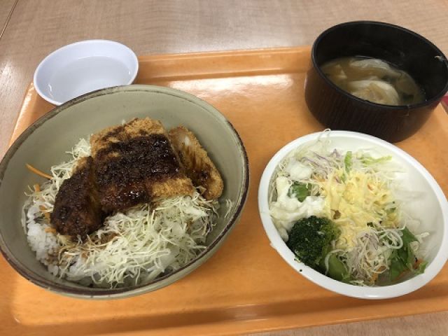 従業員食堂では定食や麺類が選べる
朝にパンかご飯を選べるのも個人的にはおすすめポイントです