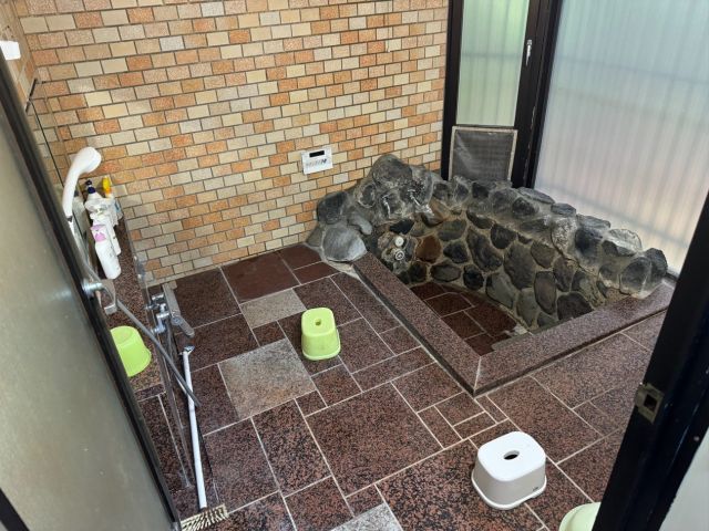 就業先から徒歩1分なので、通勤も楽々。立派なお風呂も付いております。