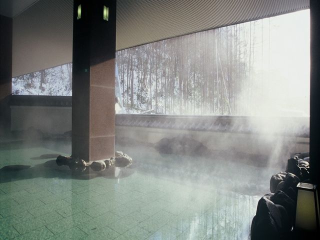 自慢の温泉にも入り放題！
雪景色のなかの温泉も素敵ですね