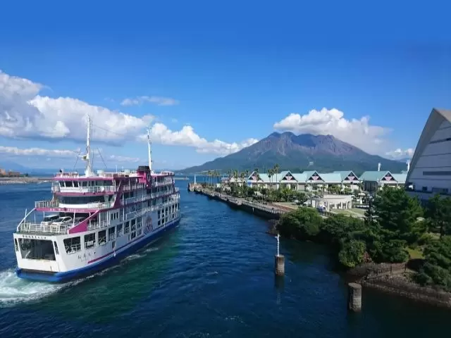 鹿児島のシンボル・桜島。職場からの眺めは壮観。ダイナミックな自然と温泉を堪能できます。