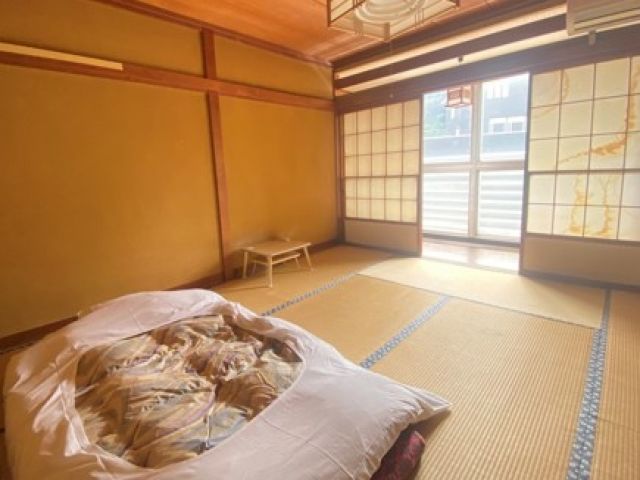 男性寮です！元々客室だったところを寮として使っております！