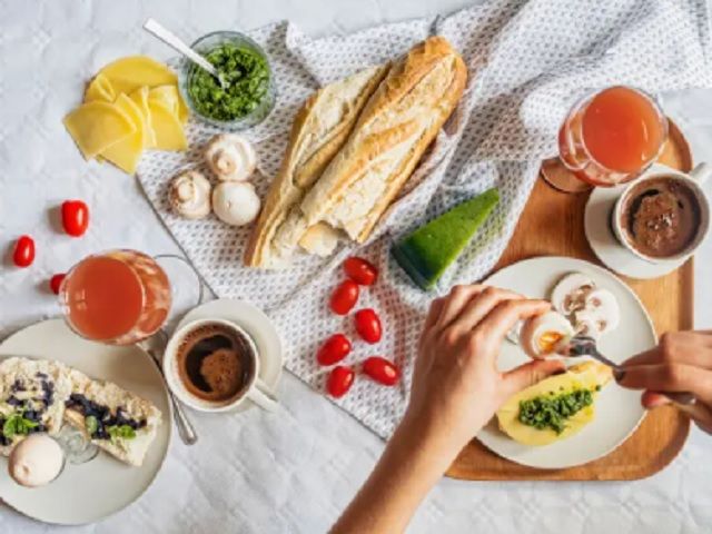 コースや鉄板、いろんなジャンルのお料理をお客様に楽しんでいただくためのお仕事です＊