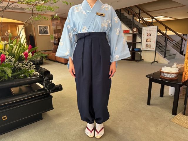 ホールの制服：女性は袴、男性はスーツです。