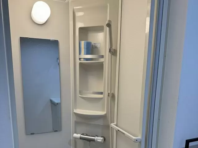 お風呂はシャワーブースです♪