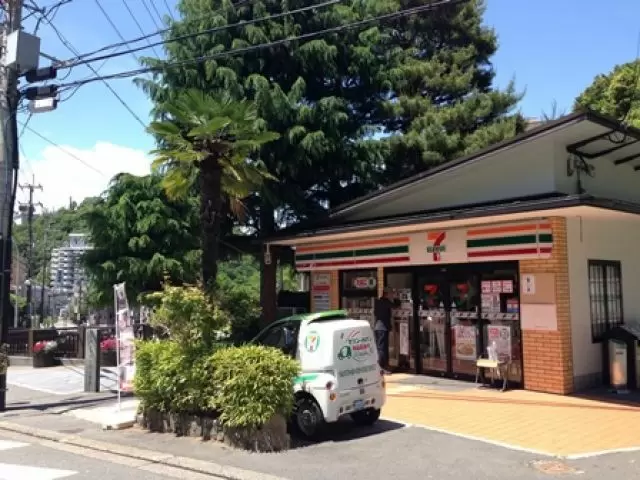 徒歩圏内にコンビニや飲食店等がございます！レトロな雰囲気の温泉街で、街歩きが楽しいですよ☆