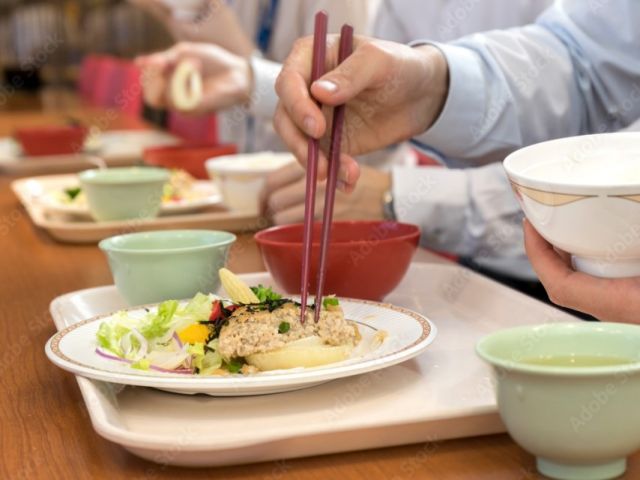 お昼はスキー場の賄を食べれます！