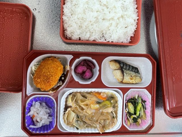 お昼も夜も弁当支給です。