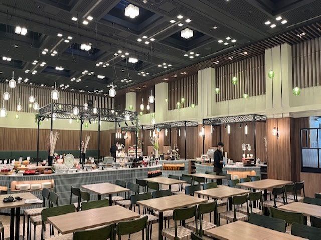 バイキング会場です！とてもきれいです。大規模のホテルです