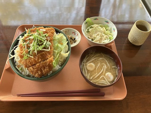 食事は美味しいと評判！！カレー、海鮮丼、牛丼、定食などなど盛りだくさん♪