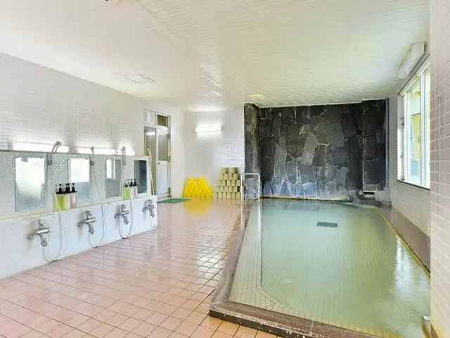 ～館内大浴場が利用できる～
お客様も利用しているお風呂で広々♪