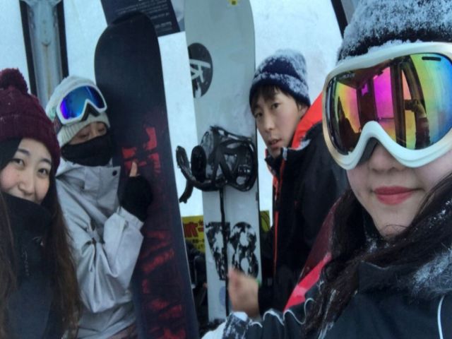 近くにスキー場がありますので休みの日は滑り放題です☆