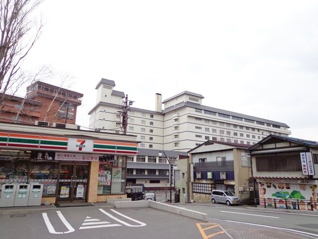 洞爺湖温泉街はコンビニやドラッグストアもあり生活も便利です！