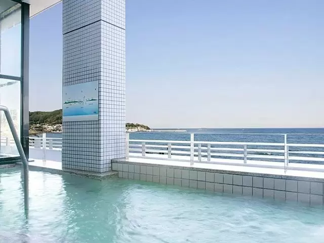 目の前は海!!!絶景の温泉に入れます♪