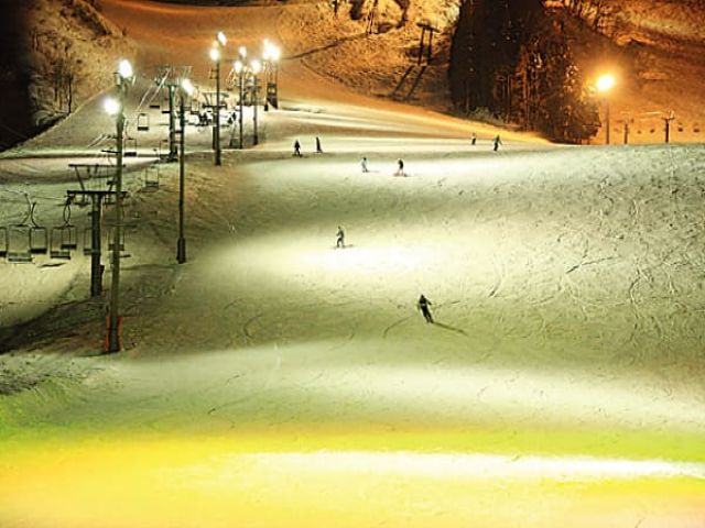 1月の土日祝からはナイターも始まります！
もちろん空いているタイミングは滑れます！