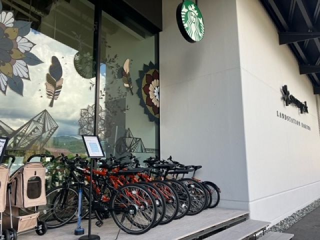 近くにオシャレな飲食店も多数!!
まるで海外な白馬を楽しめる立地です♪