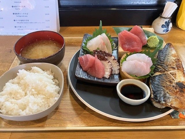 近くには美味しい食堂もありますよ♪