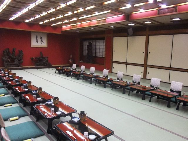 大広間で食事の配膳をしていただきます！