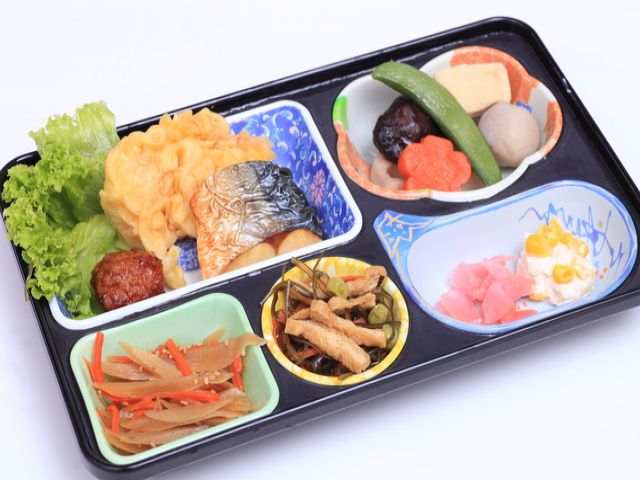 ご入居者の方に提供する食事の盛り付けや配膳準備をお願いします♪