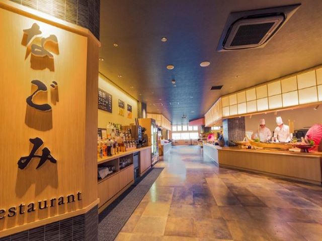 おしゃれなレストラン！　バイキングのお料理を召し上がれます♪