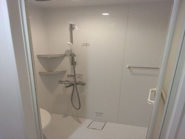 寮内のシャワーブースです。