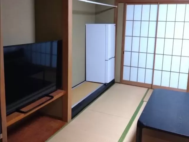 綺麗な畳のお部屋でベッド付きです！綺麗と評判の寮です