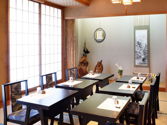 きれいな会場で配膳のお仕事もございます！