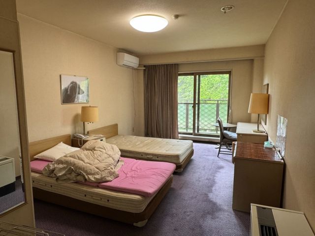 寮は元ホテルの客室です。広々とした個室寮をお一人でご利用いただけます。