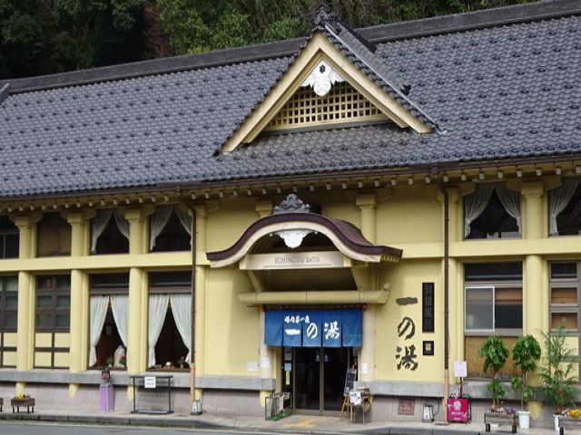 外湯巡りがおすすめです♪
温泉街はスーパーやコンビニもあり便利ですよ♪