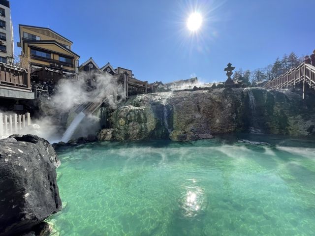 湯畑から徒歩5分の場所にあります！