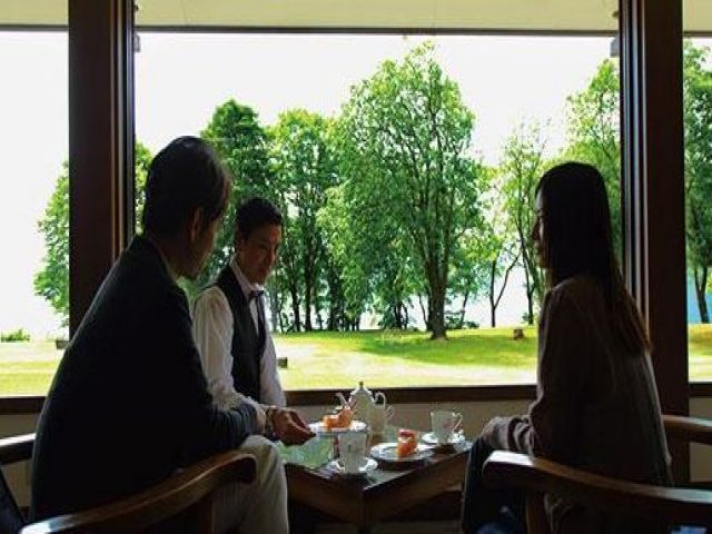 ホテル内のレストランやラウンジでのお仕事★ランチを利用されるお客様も多いです♪