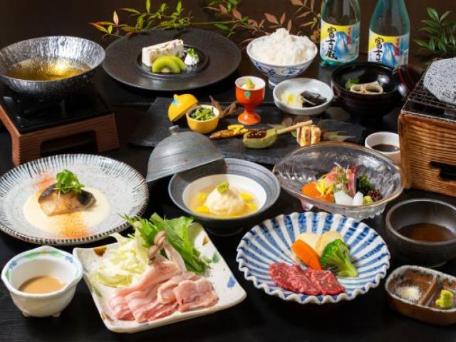 旬の地野菜をふんだんに用いた、料理長こだわりの会席料理を調理♪