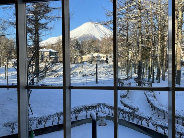 目の前には富士山を望める保養所を兼ねたホテルです。