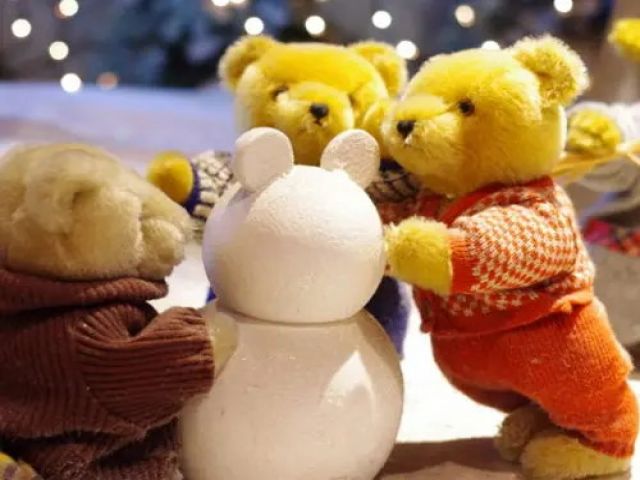 テディベアたちが世界を巡り日本の蓼科に集結したという場面を再現しています。
