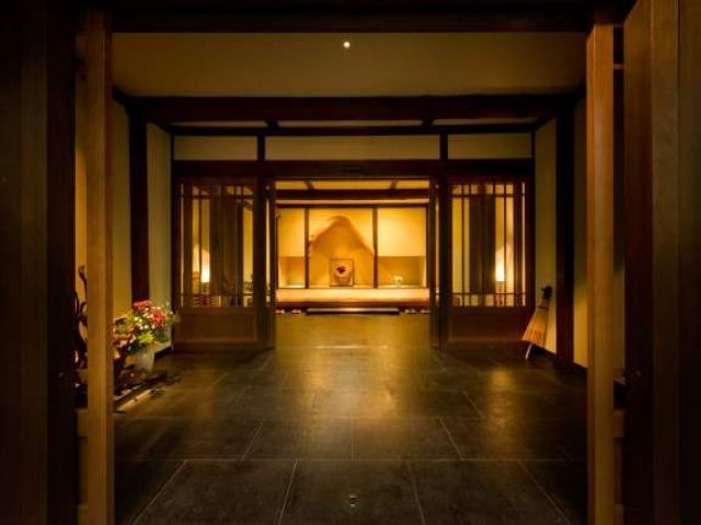 ＼全８室の客室・薪ストーブのラウンジ／
お客様に上質な寛ぎを…